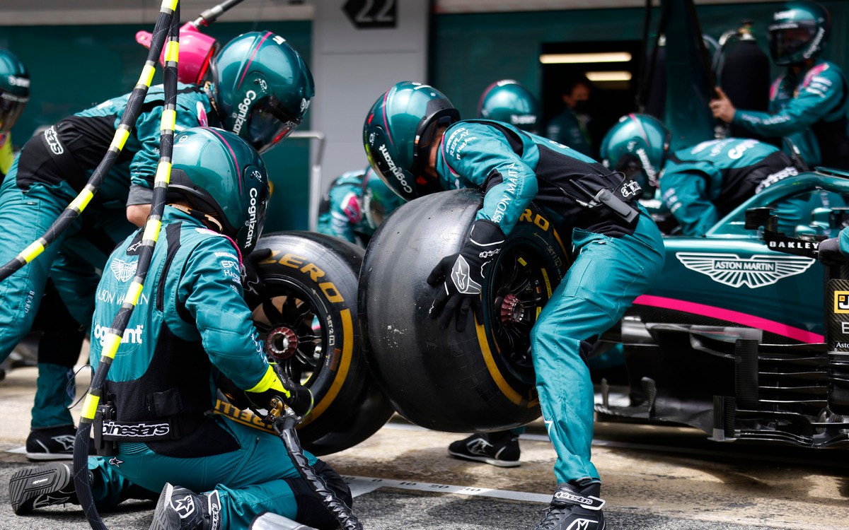 Výmena pneumatík Pirelli, zastávka v boxoch Aston Martinu