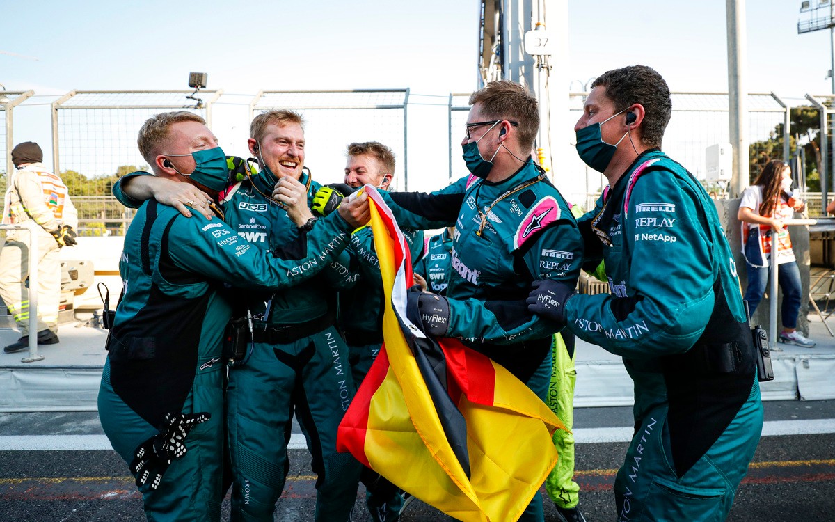 Mechanici Aston Martinu sa radujú z pódia Sebastiana Vettela