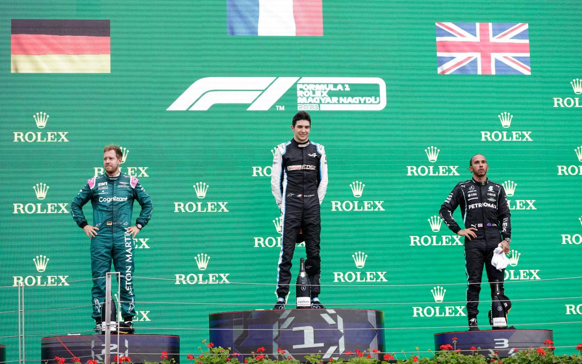 Esteban Ocon, Sebastian Vettel, Lewis Hamilton na pódiu VC Maďarska 2021