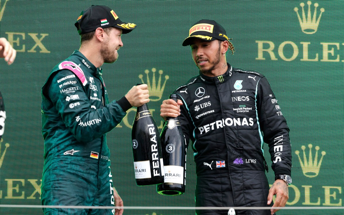 Sebastian Vettel a Lewis Hamilton na pódiu VC Maďarska 2021