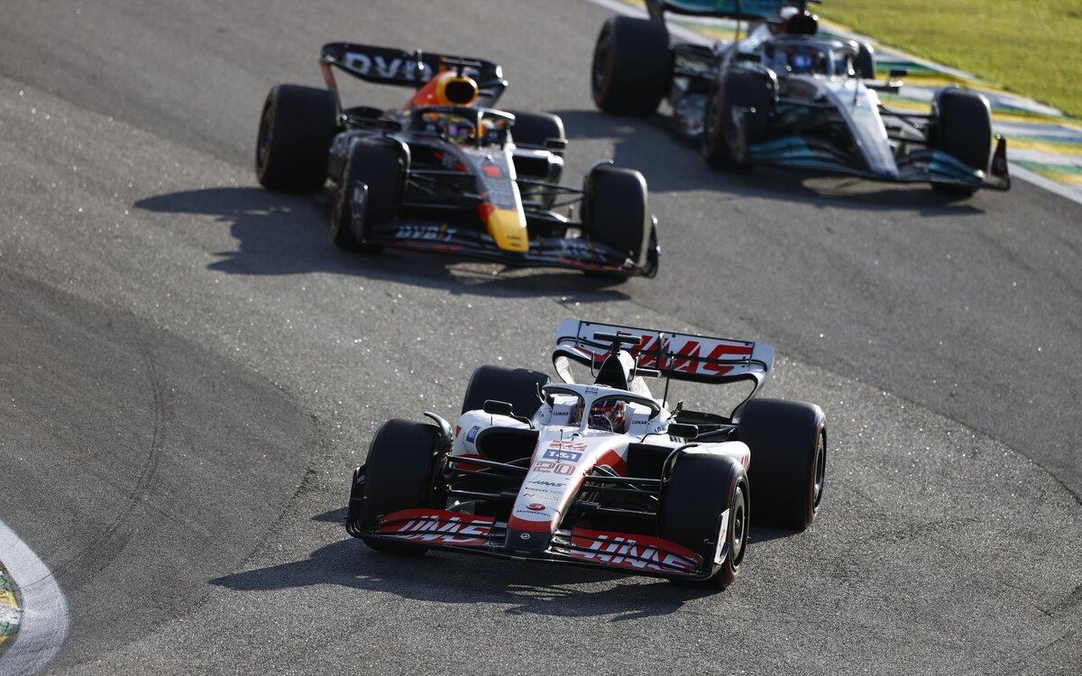 Kevin Magnussen, Max Verstappen a George Russell