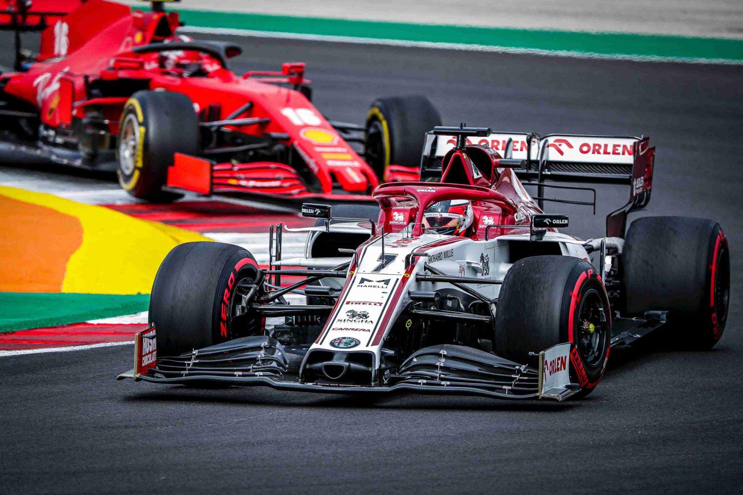 Kimi Räikkönen za ním Charles Leclerc
