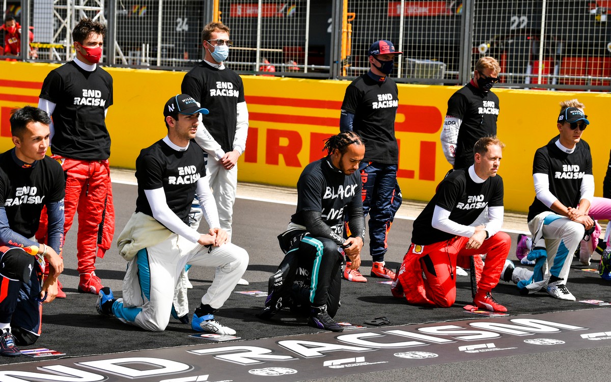 Lewis Hamilton – pokľaknutie vo Veľkej Británii