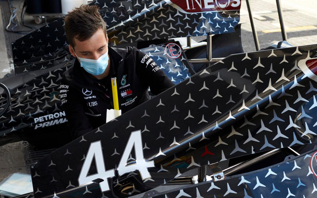 Kryt motora Lewisa Hamiltona a mechanik Mercedesu