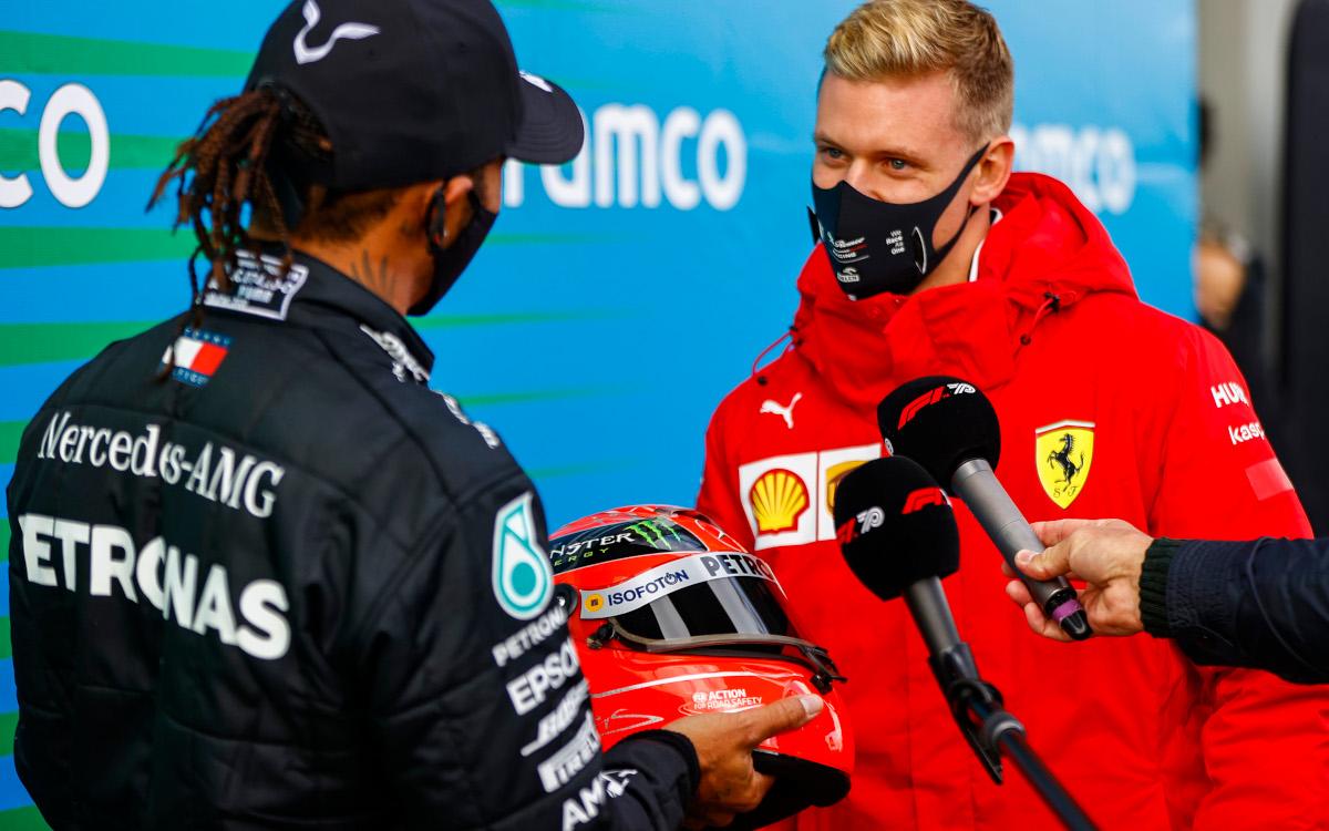 Lewis Hamilton si preberá prilbu Michaela Schumachera