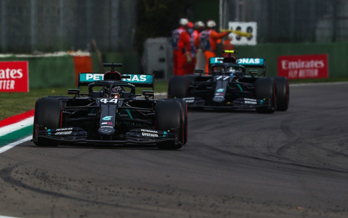 Lewis Hamilton pred Bottasom