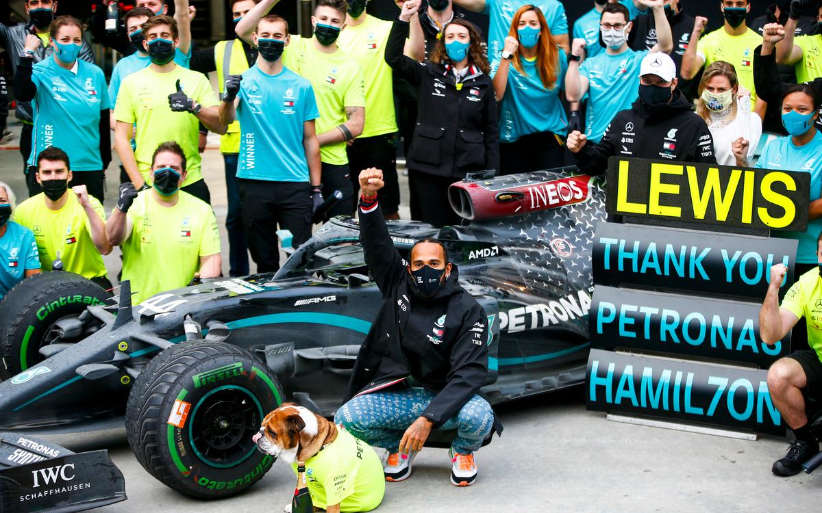 Lewis Hamilton oslavuje titul