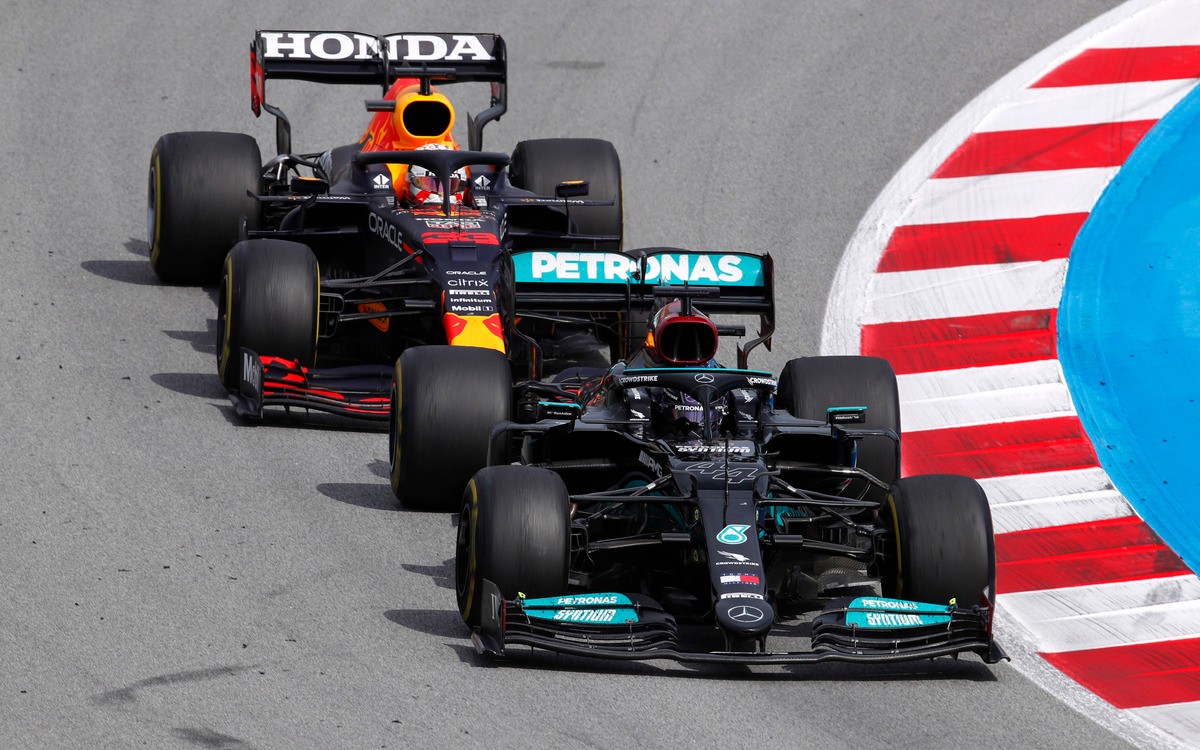 Lewis Hamilton pred Maxom Verstappenom