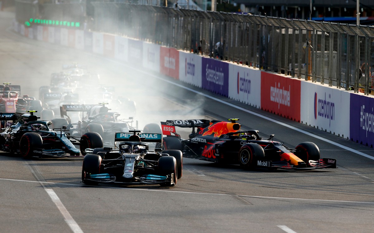 Lewis Hamilton prebrdil po reštarte VC Azerbajdžanu 2021, Pérez na čele