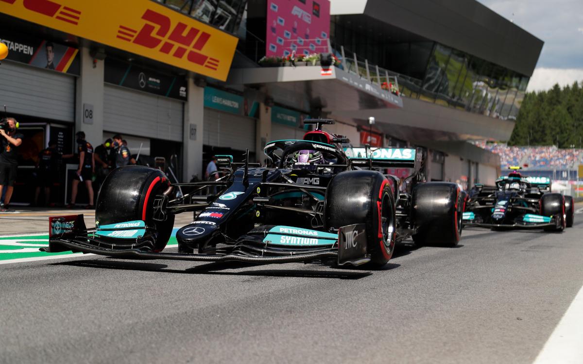 Lewis Hamilton pred Valtterim Bottasom v boxovej uličke