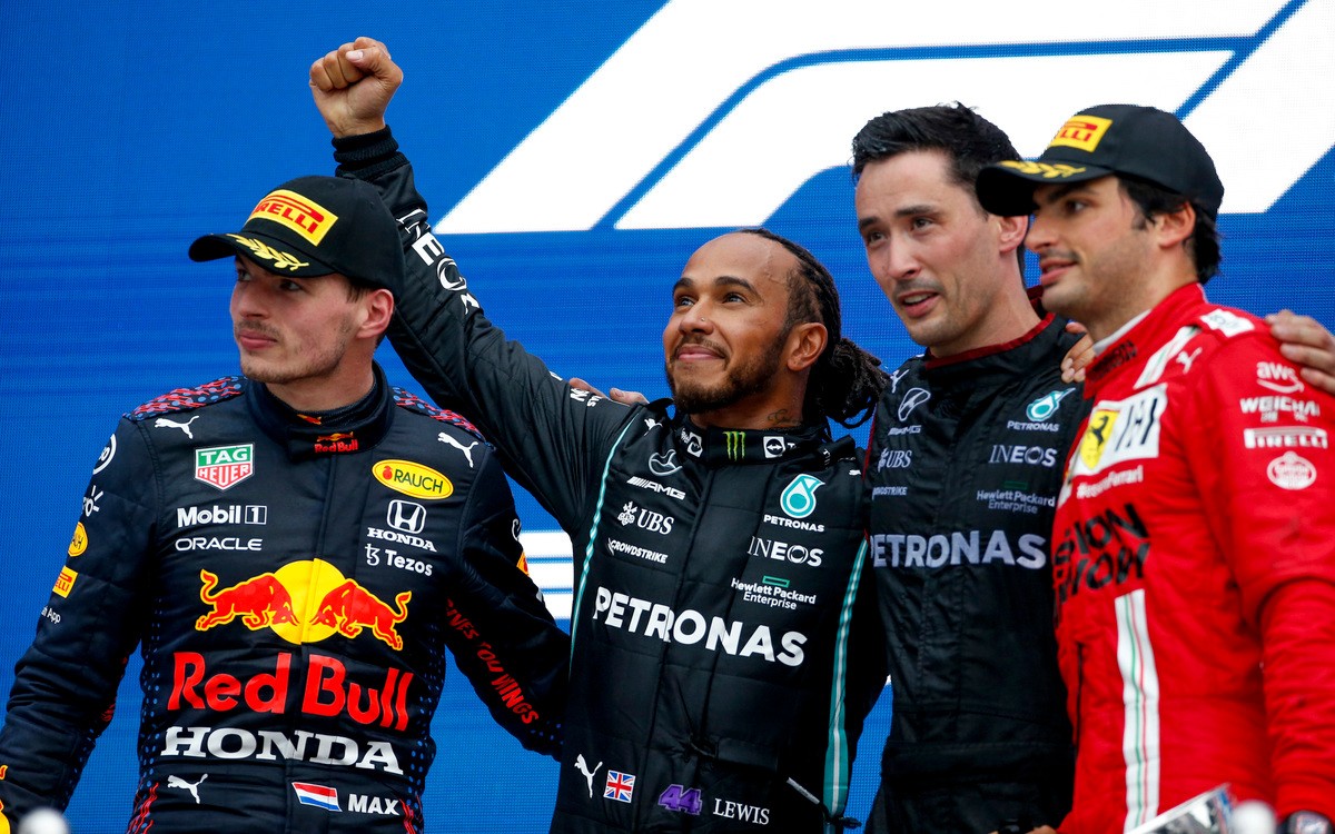 Lewis Hamilton, Max Verstappen a Carlos Sainz na pódiu VC Ruska 2021