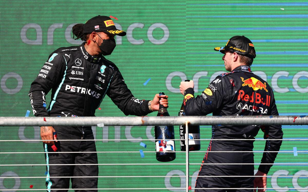 Lewis Hamilton a Max Verstappen so šampanským