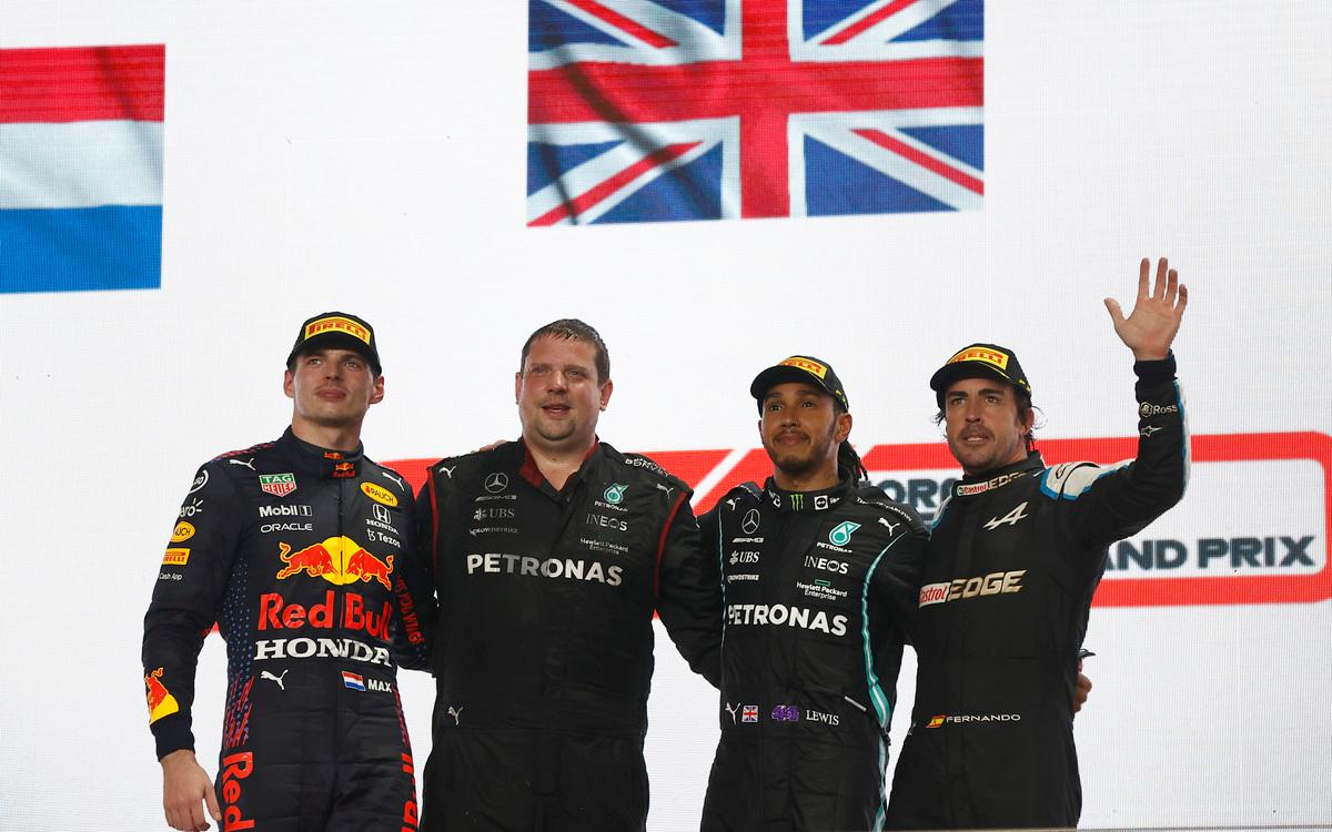 Lewis Hamilton, Max Verstappen a Fernando Alonso na pódiu VC Kataru 2021