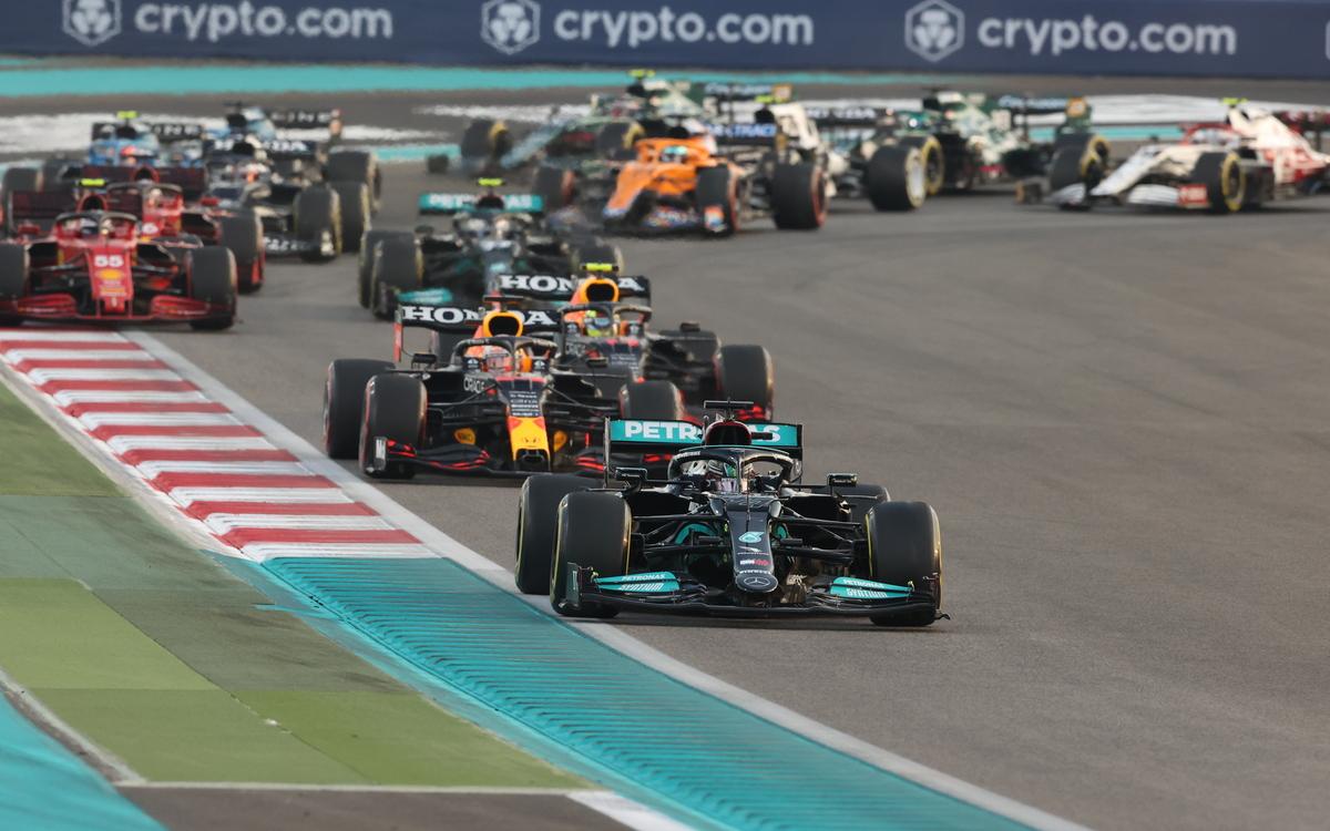 Lewis Hamilton pred Maxom Verstappenom po štarte VC Abú Zabí 2021