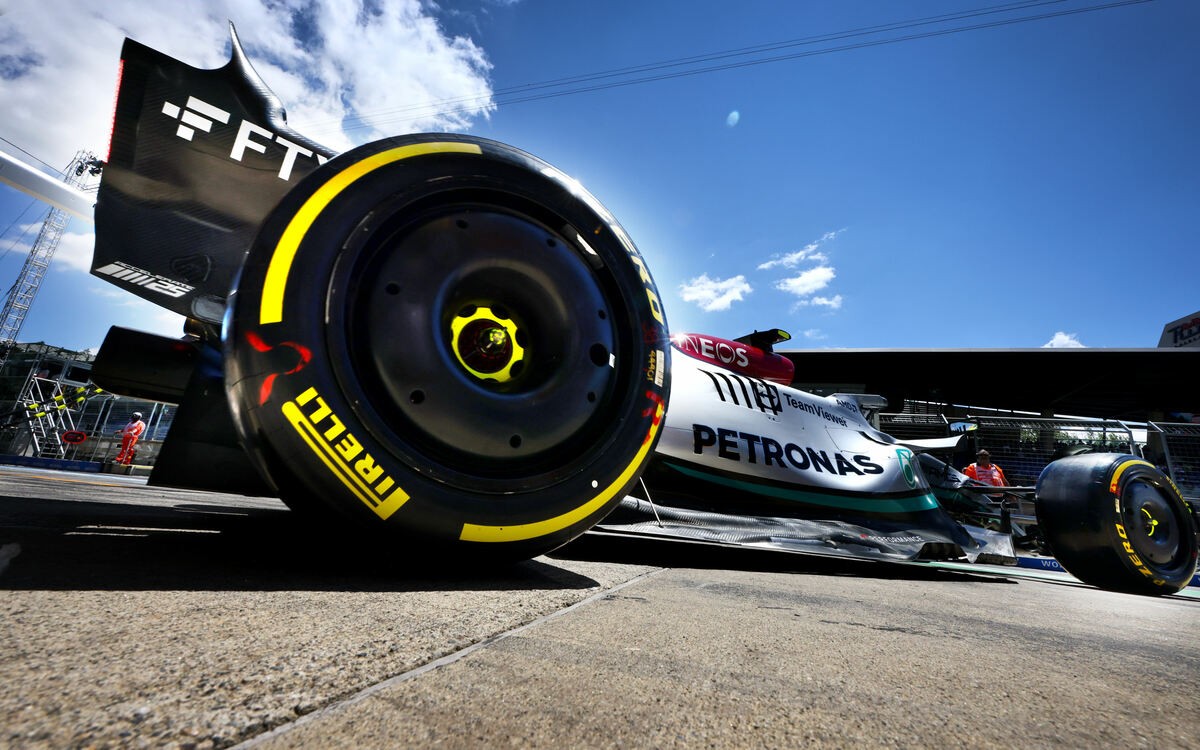 Lewis Hamilton, pneumatika Pirelli, matica kolesa