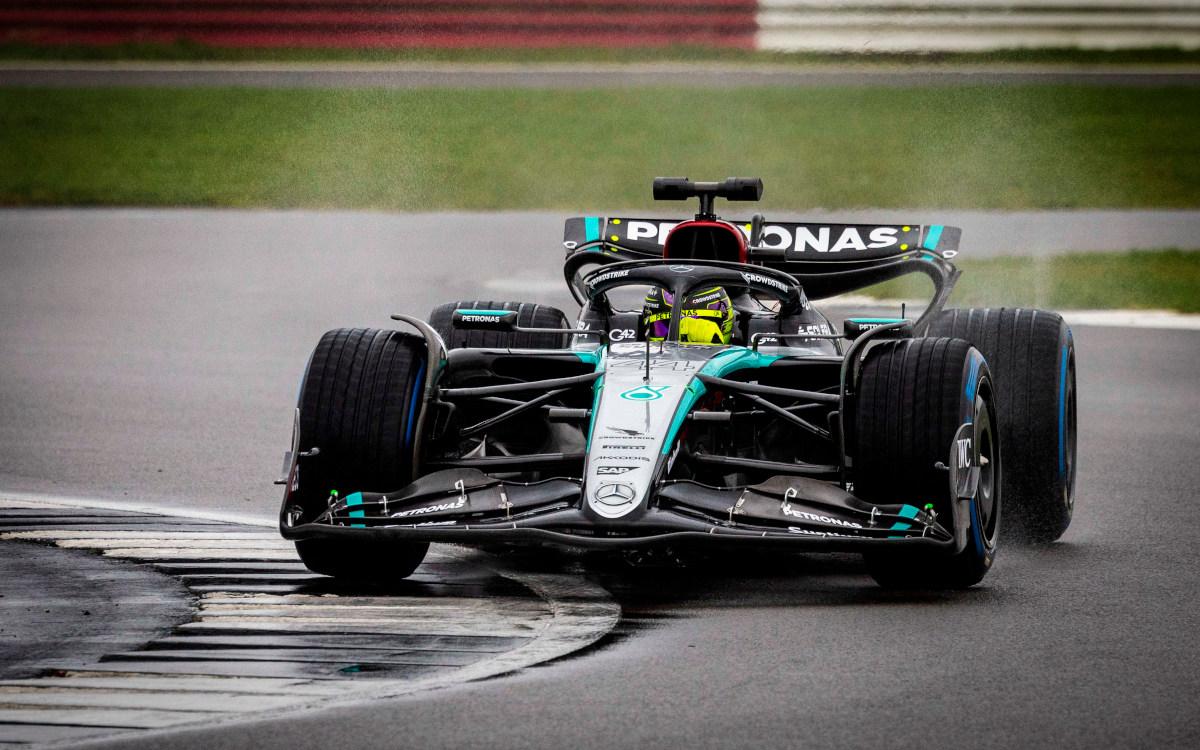 Lewis Hamilton a Mercedes W15