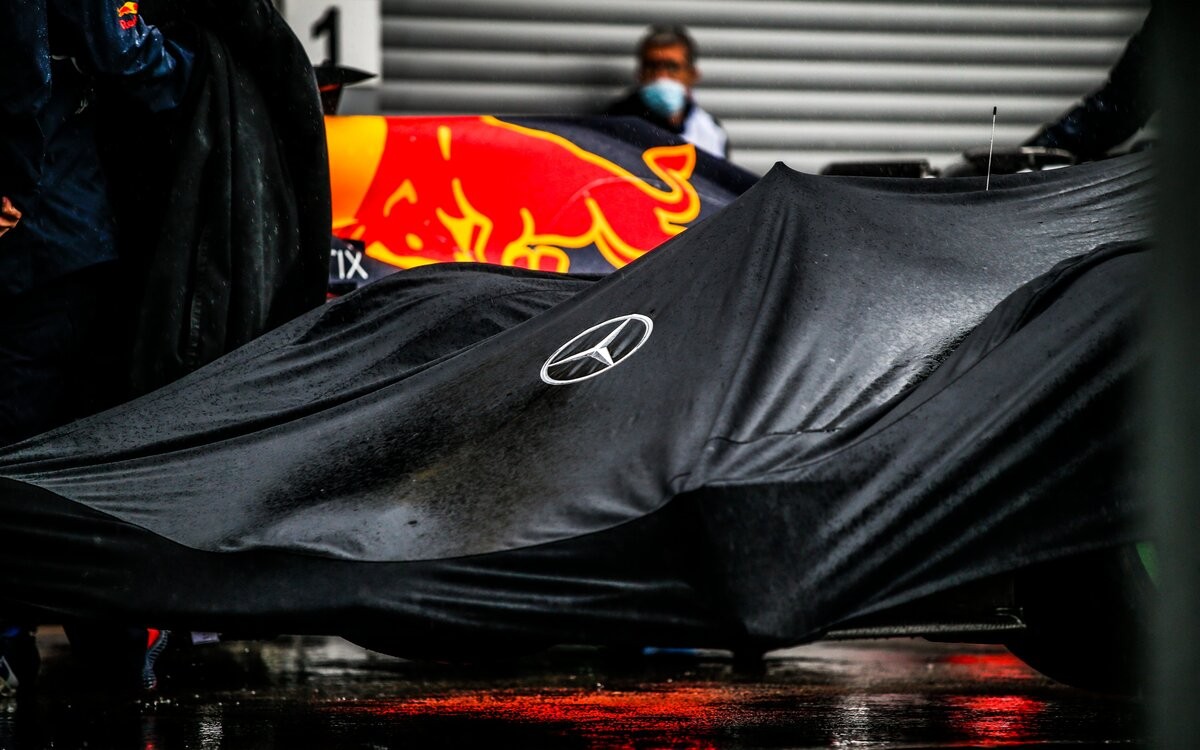 zakryté auto Mercedes, Red Bull ilustračné