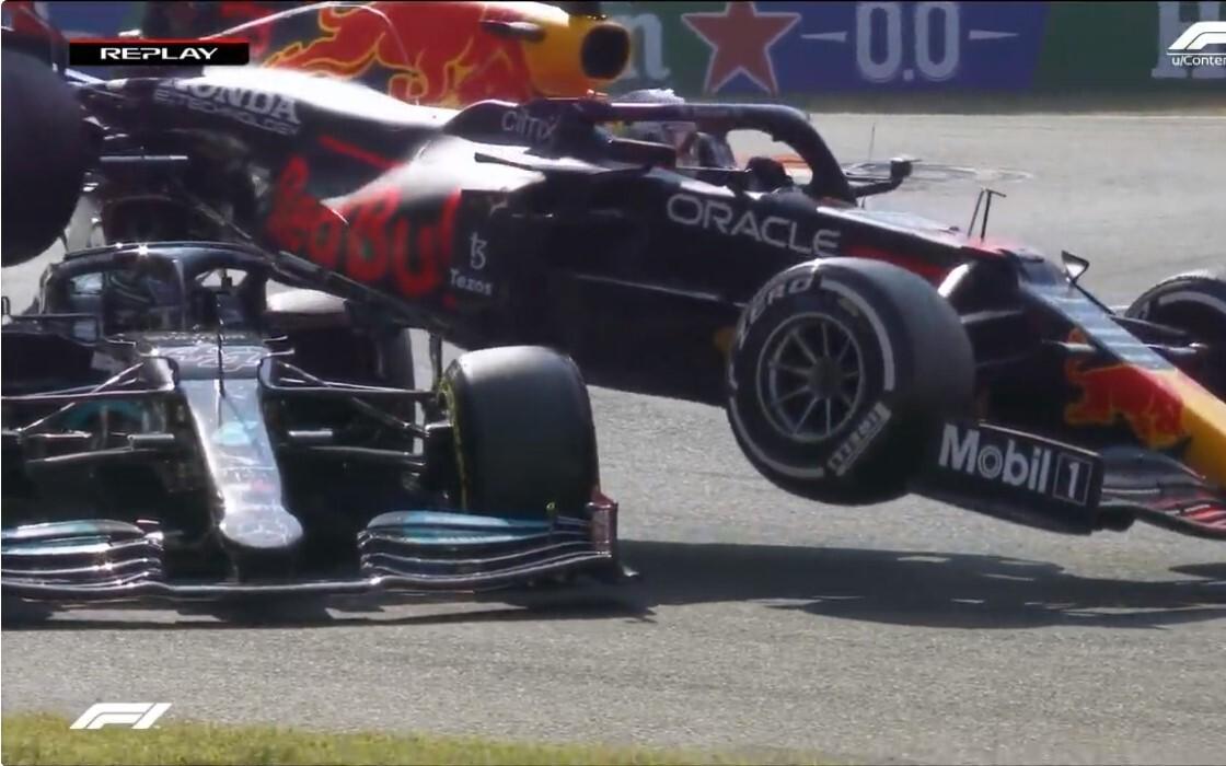 Nehoda Maxa Verstappena a Lewisa Hamiltona