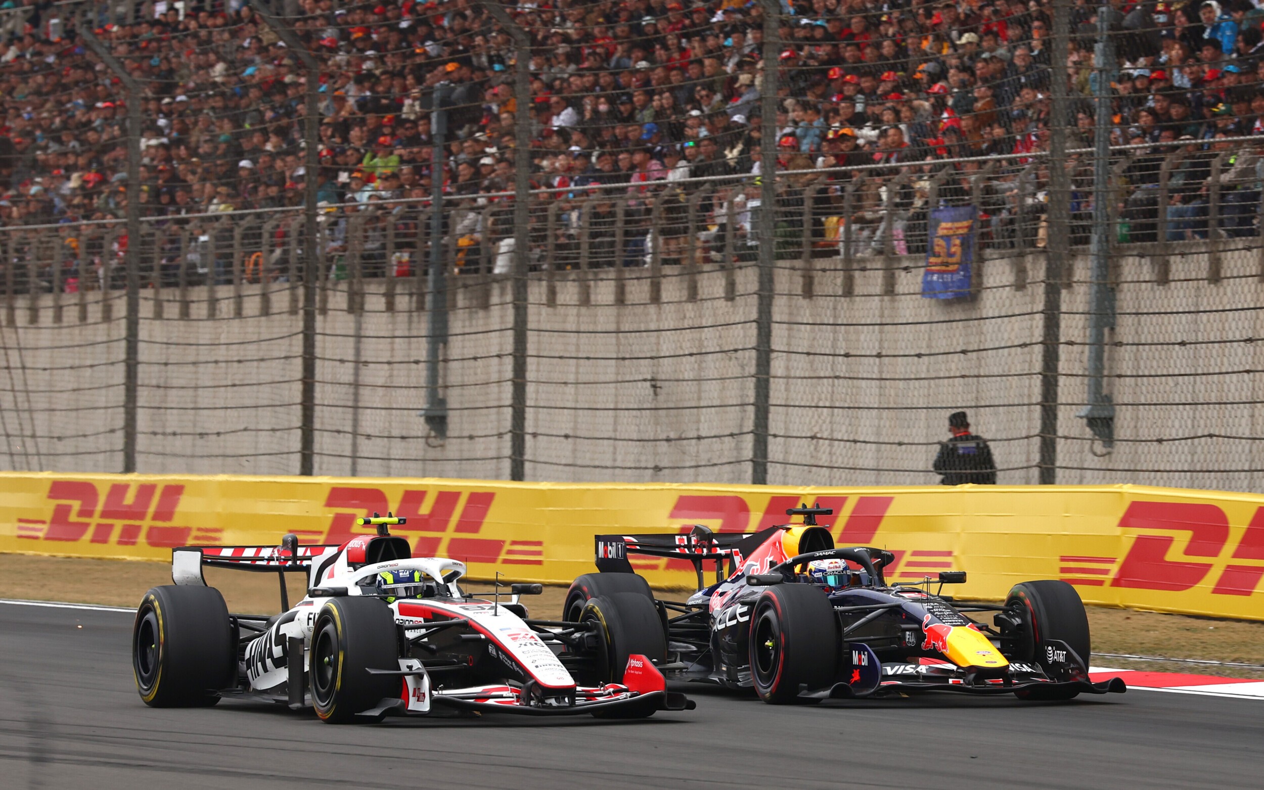 Oliver Bearman a Max Verstappen