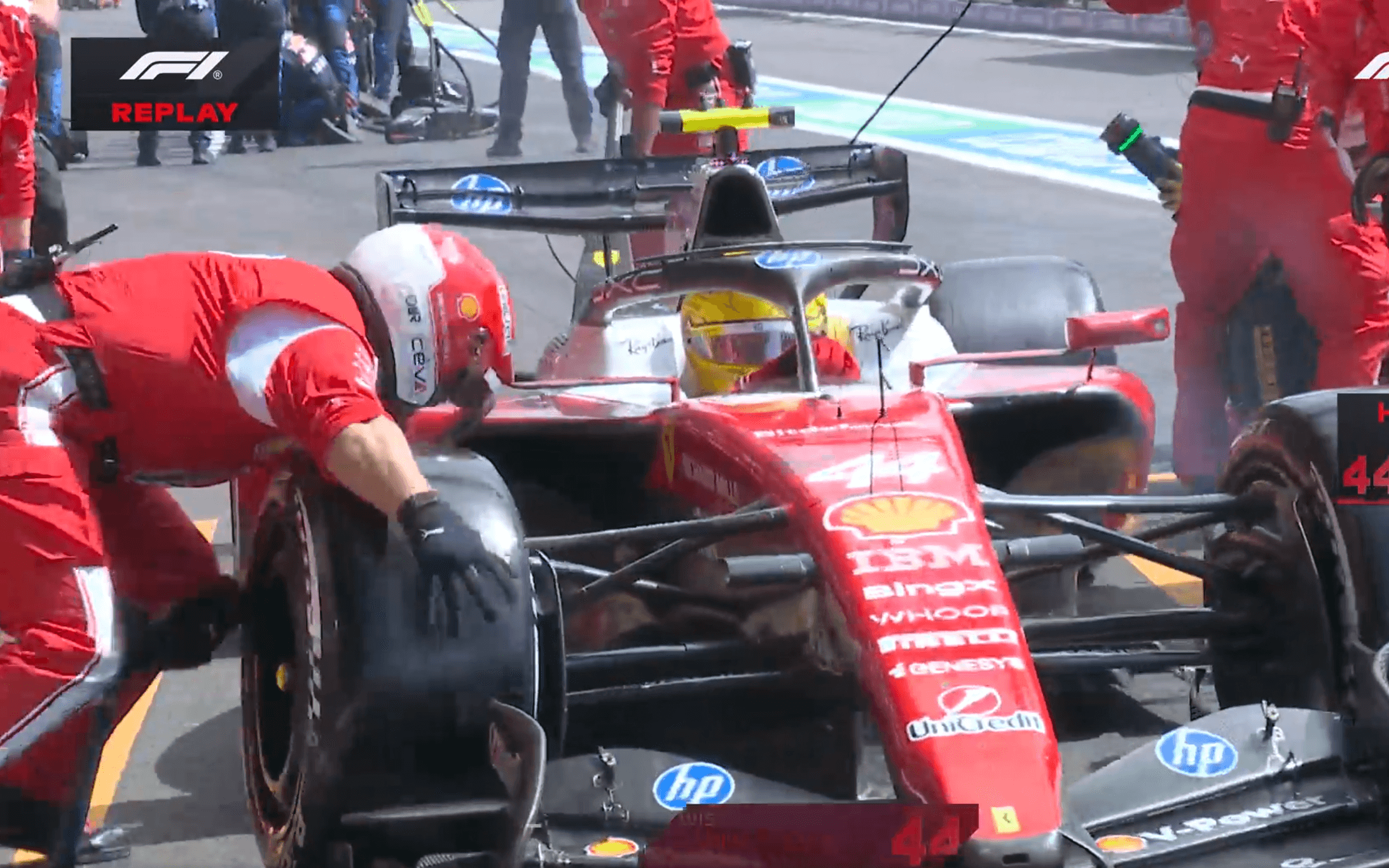 Lewis Hamilton po nehode s mechanikom
