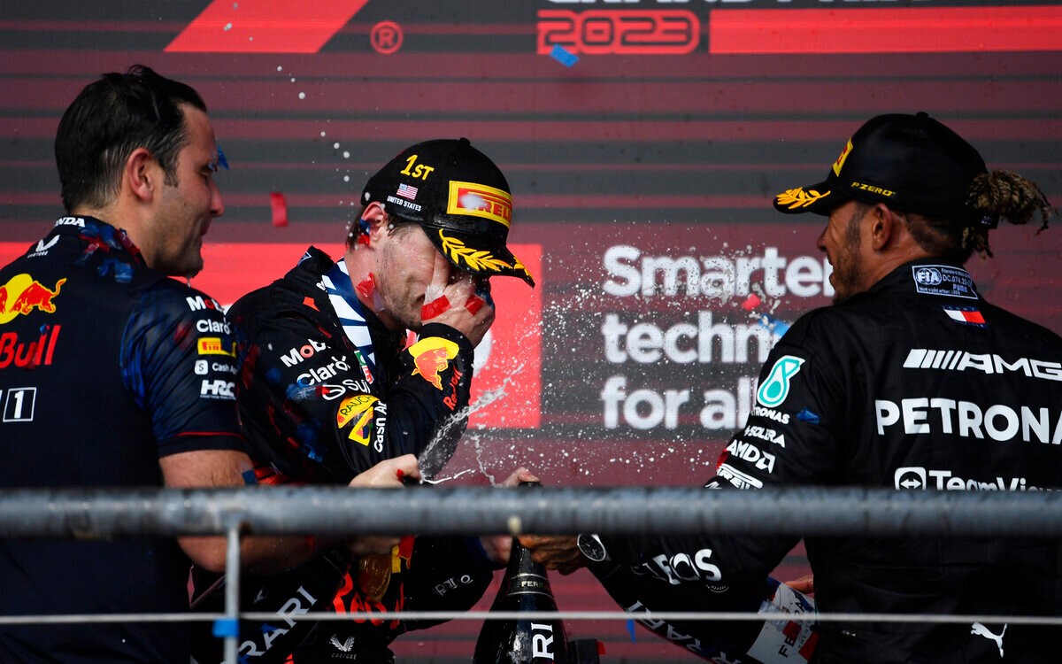 Max Verstappen a Lewis Hamilton so šampanským