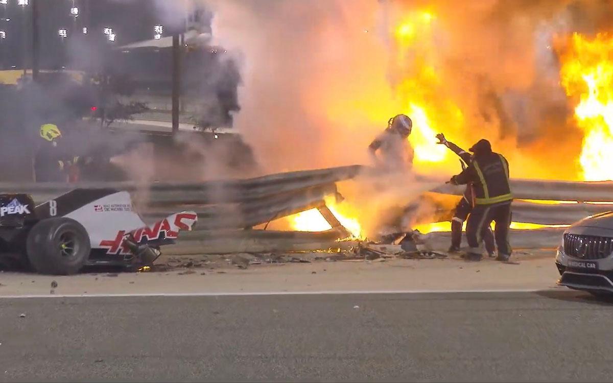 Romain Grosjean vylieza z ohňa