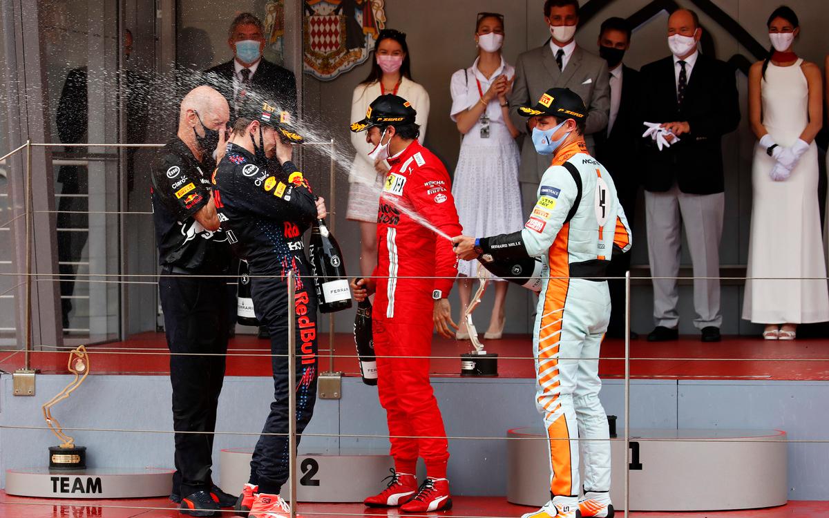 Max Verstappen, Carlos Sainz, Lando Norris so šampanským