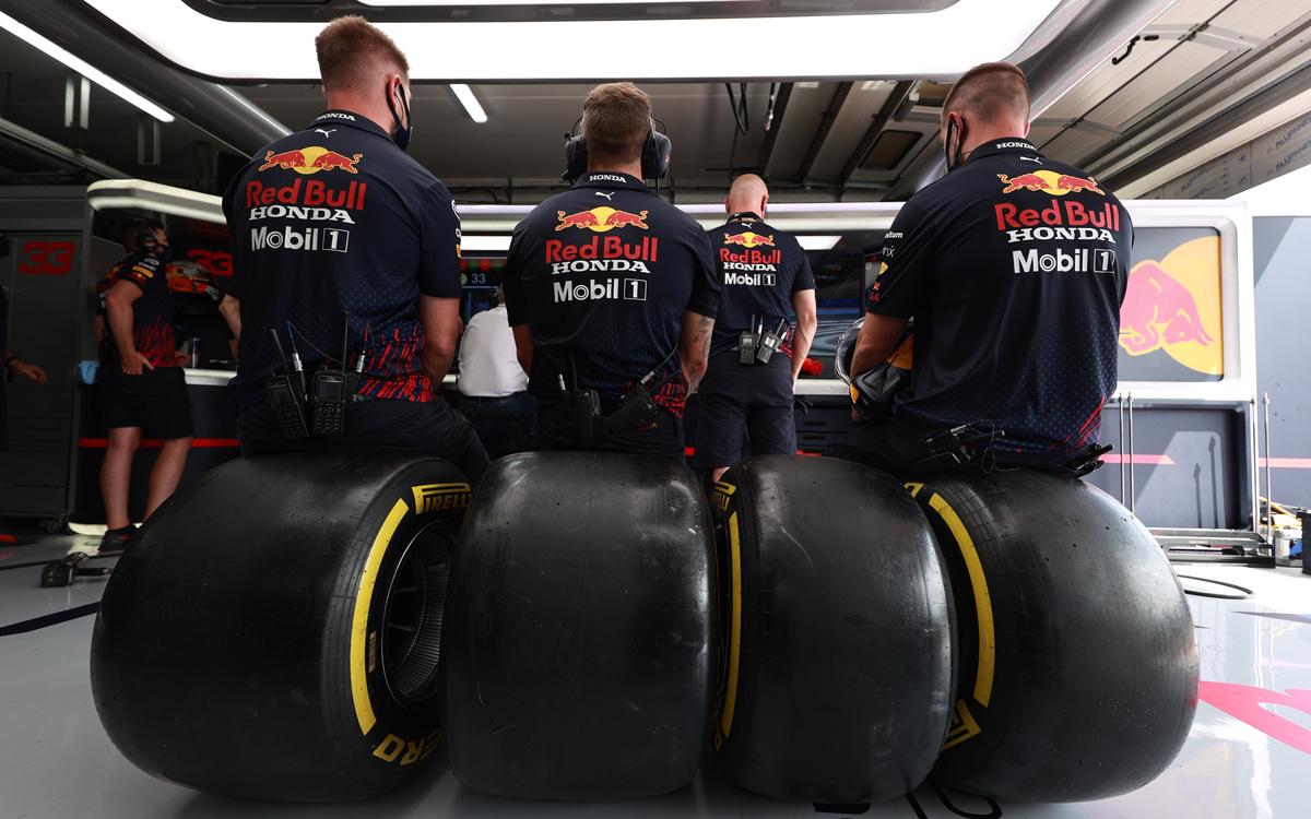 Mechanici Red Bullu sedia na pneumatikách Pirelli