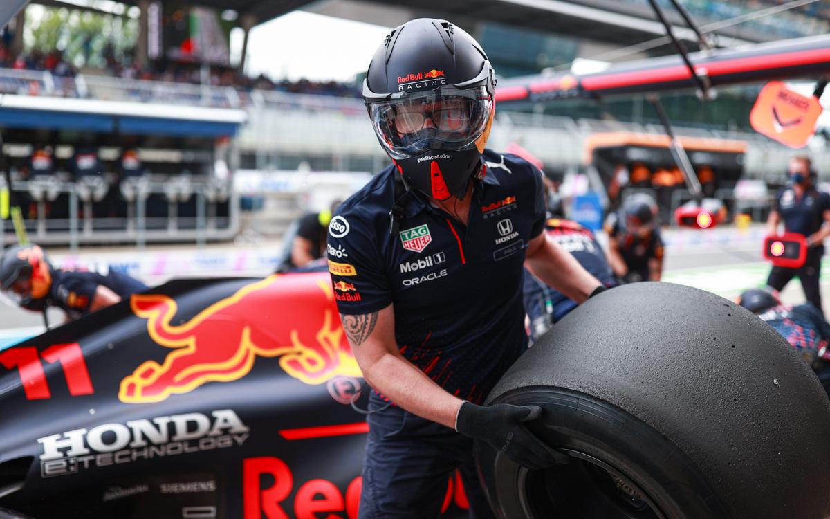 Mechanik Red Bullu s pneumatikou Pirelli