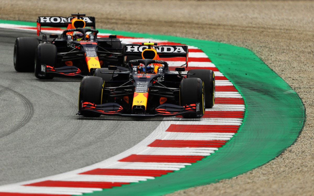 Sergio Pérez pred Maxom Verstappenom