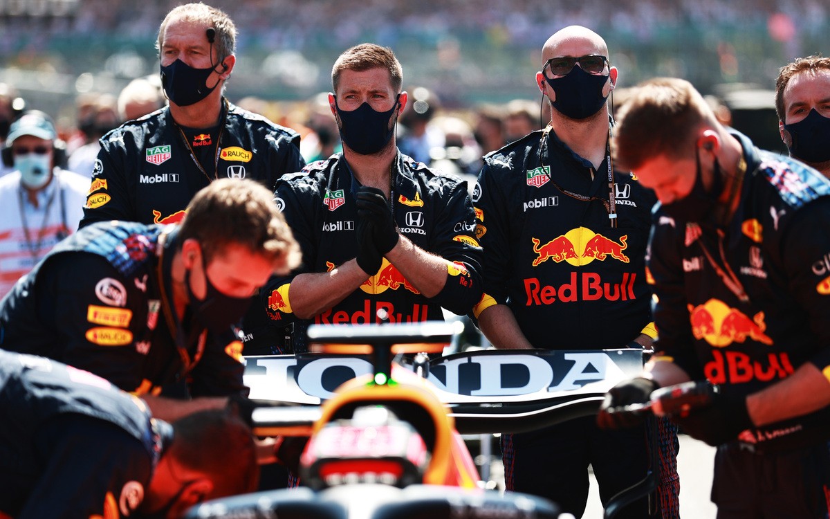 Mechanici Red Bullu stoja za monopostom Maxa Verstappena