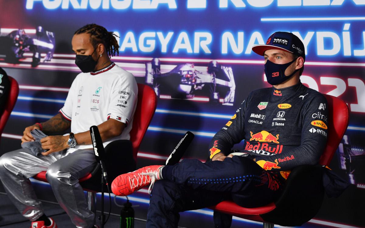 Max Verstappen a Lewis Hamilton na tlačovke