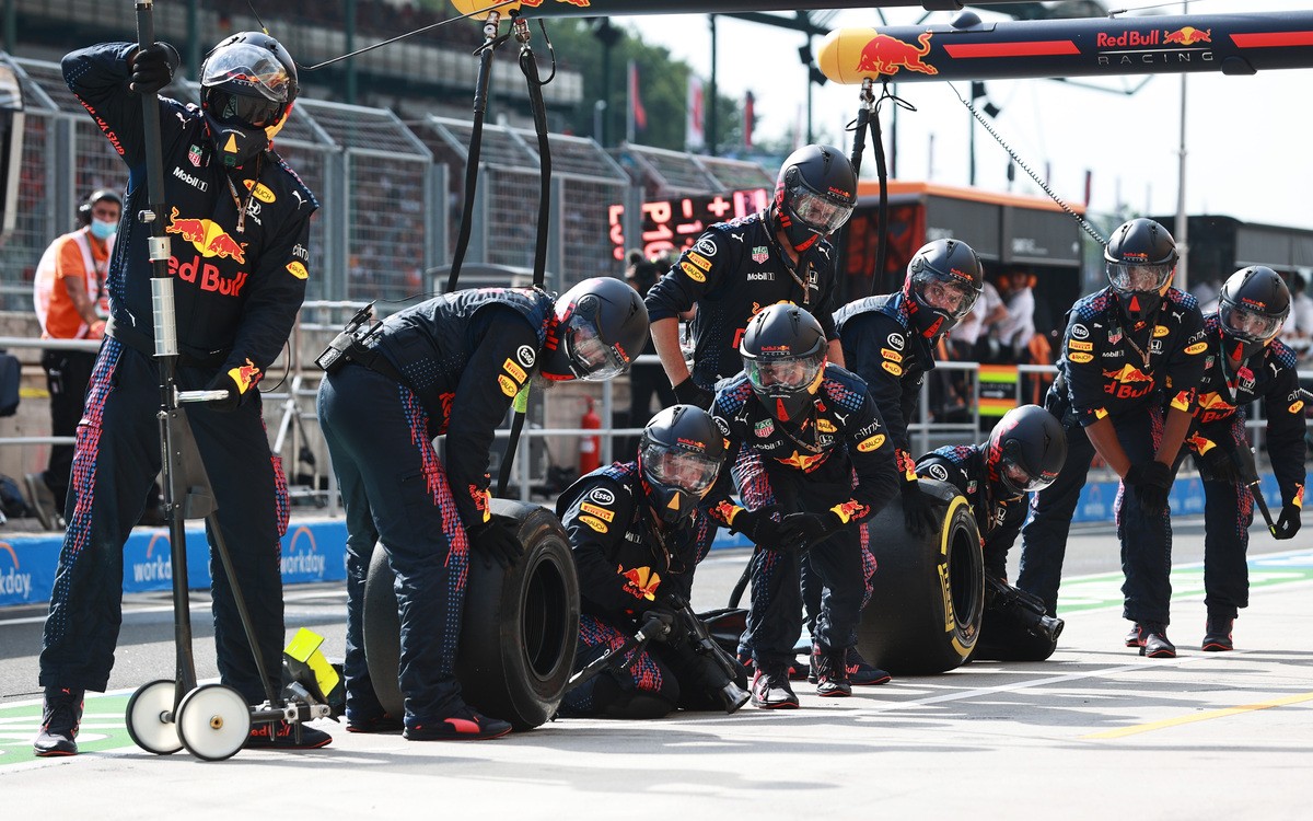 Mechanici Red Bullu pred zastávkou