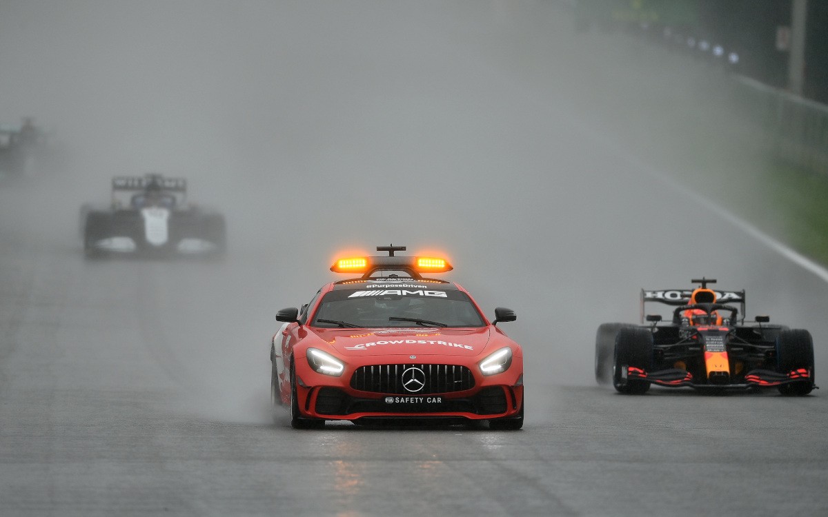 Max Verstappen za bezpečnostným vozidlom