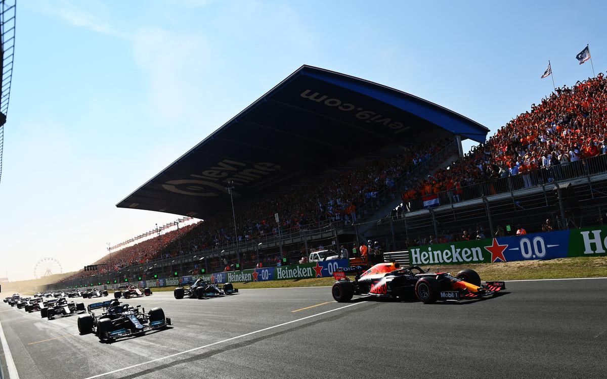 Max Verstappen a Lewis Hamilton na štarte VC Holandska 2021