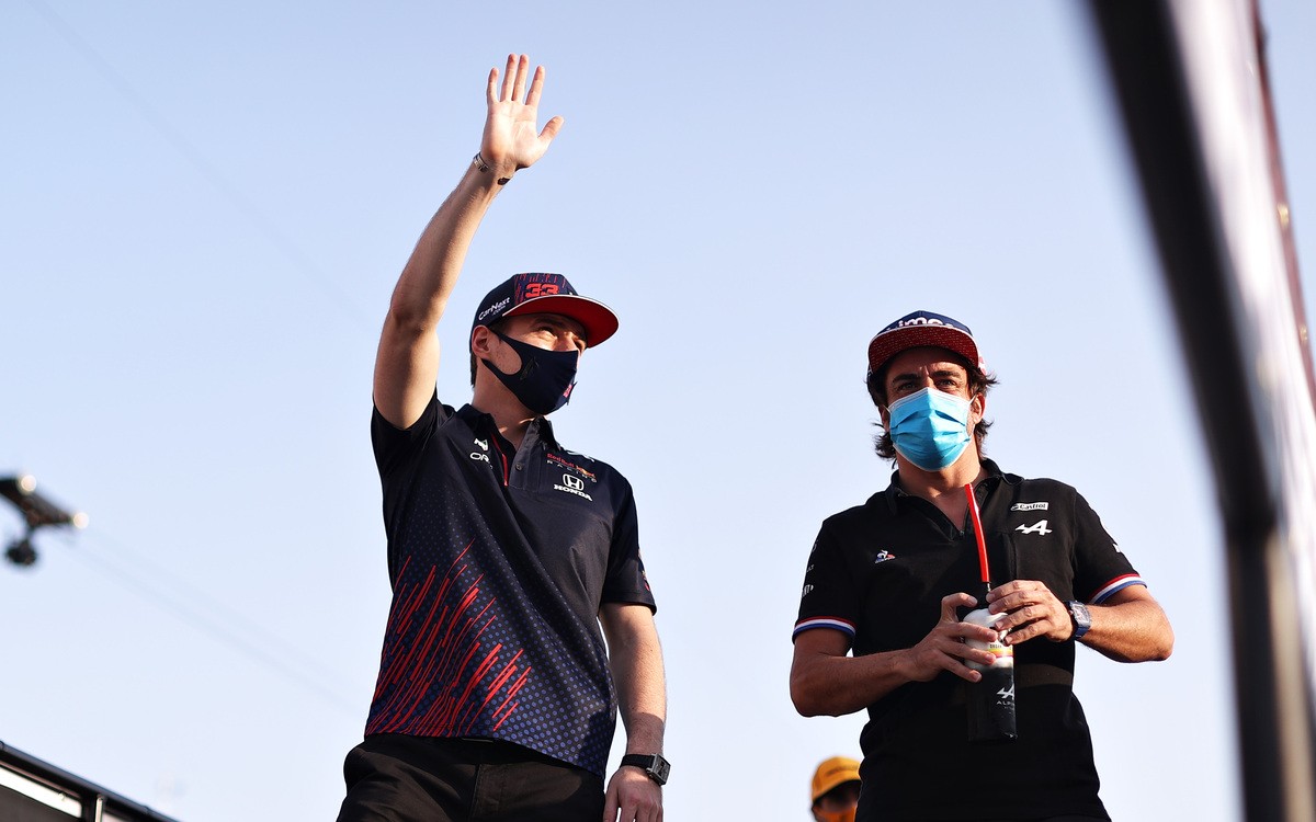 Max Verstappen a Fernando Alonso