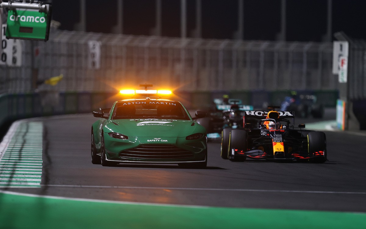Max Verstappen a safety car, bezpečnostné vozidlo Aston Martin