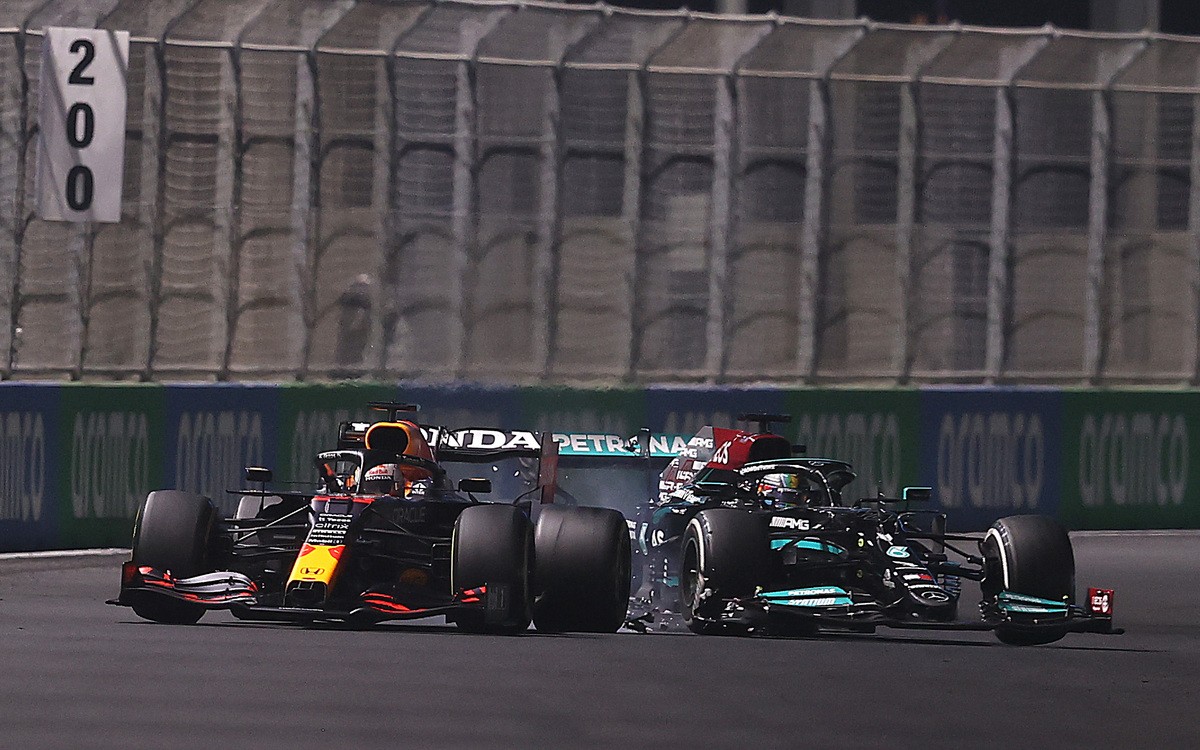 Max Verstappen a Lewis Hamilton po kolízii