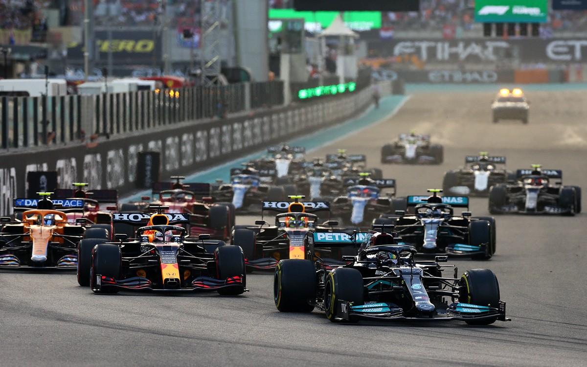 Lewis Hamilton a Max Verstappen po štarte VC Abú Zabí 2021