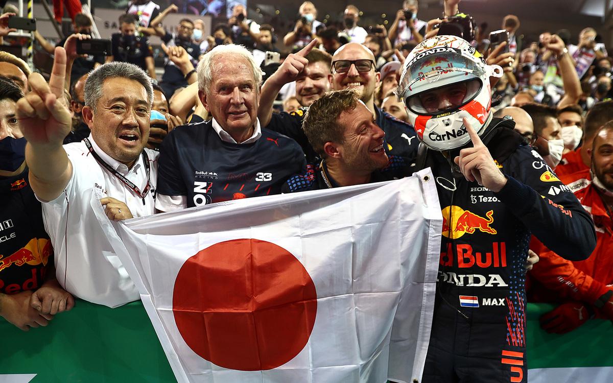 Max Verstappen oslavuje titul, Masaši Jamamoto, Helmut Marko, Honda