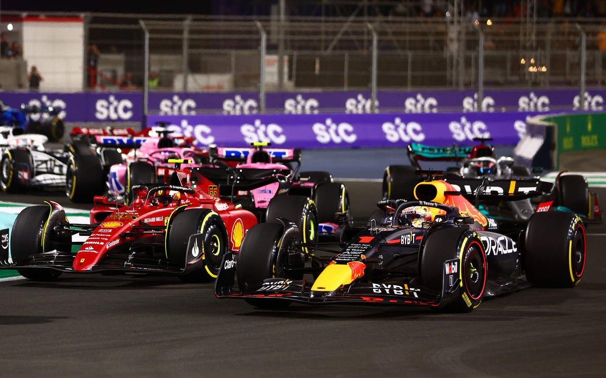 Max Verstappen a Carlos Sainz po štarte VC Saudskej Arábie 2022