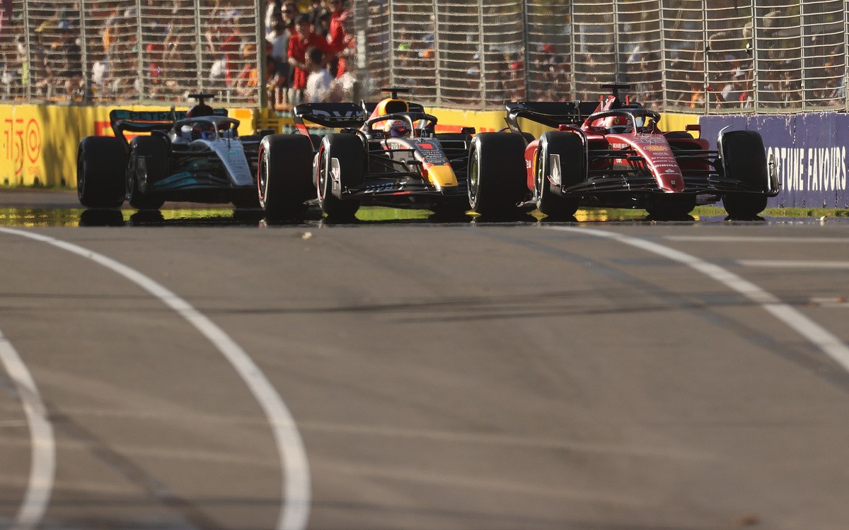 Charles Leclerc, Max Verstappen, George Russell počas výjazdu safety caru
