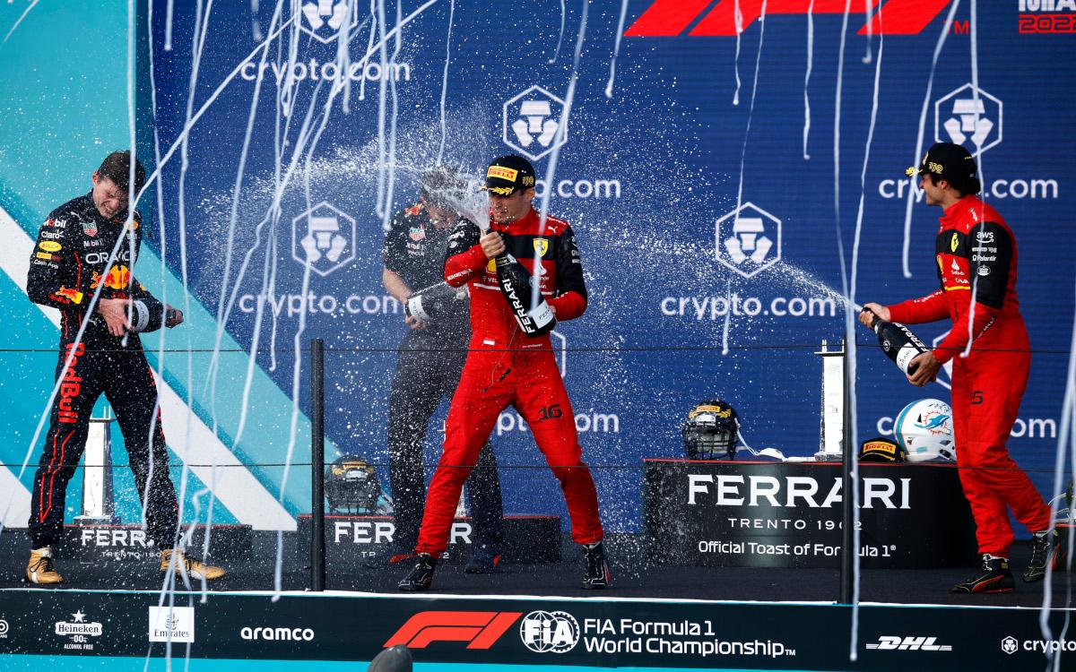 Pódium VC Miami 2022: Max Verstappen, Charles Leclerc, Carlos Sainz so šampanským