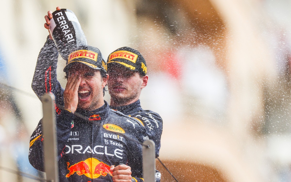 Max Verstappen a Sergio Pérez so šampanským