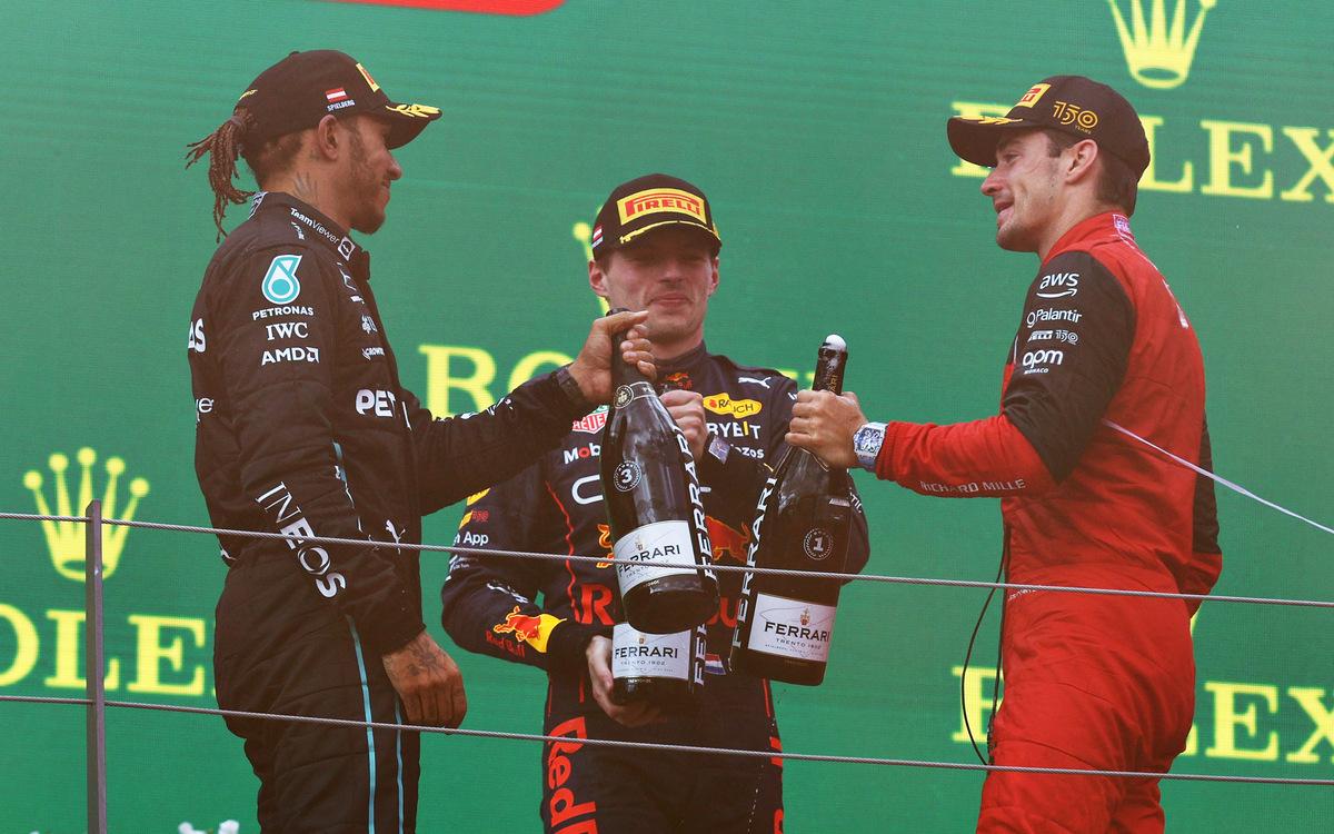Charles Leclerc, Max Verstappen, Lewis Hamilton so šampanským na pódiu VC Rakúska 2022