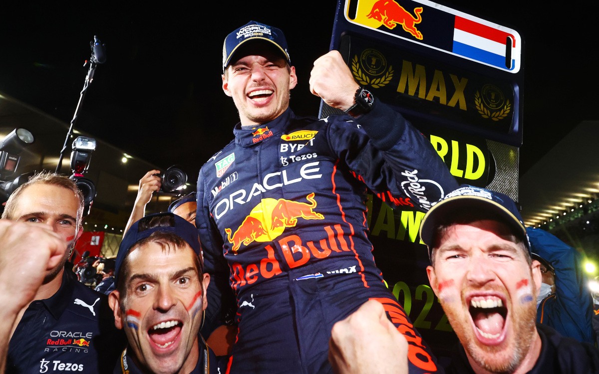 Max Verstappen oslavuje druhý titul