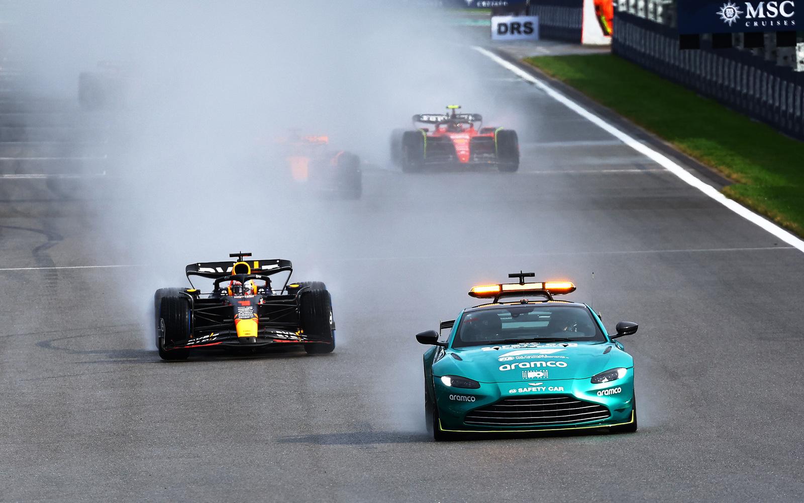 Max Verstappen a safety car Aston Martinu