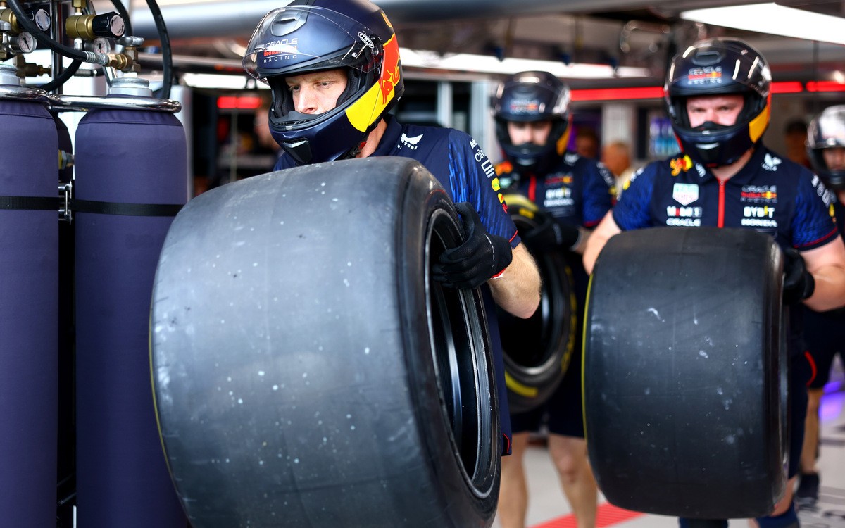 Mechanici Red Bullu s pneumatikami Pirelli