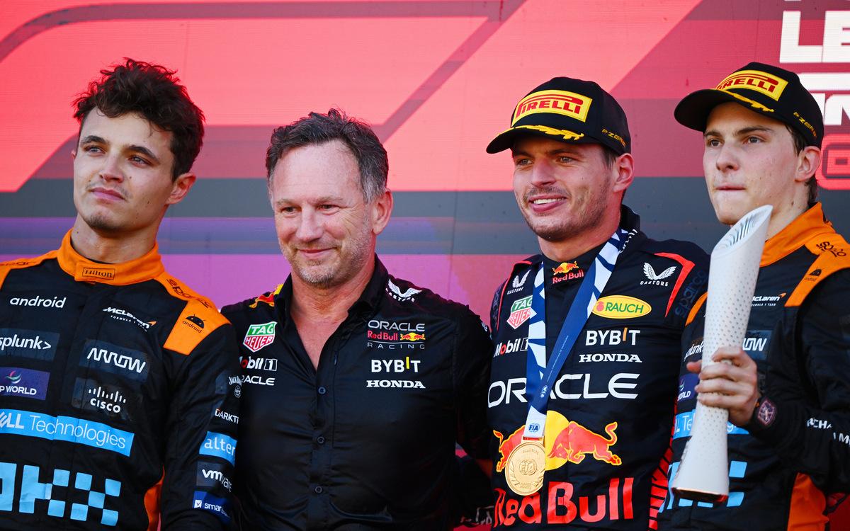 Lando Norris, Christian Horner, Max Verstappen a Oscar Piastri na pódiu VC Japonska 2023
