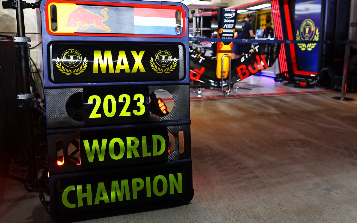 Max Verstappen oslavuje zisk tretieho titulu